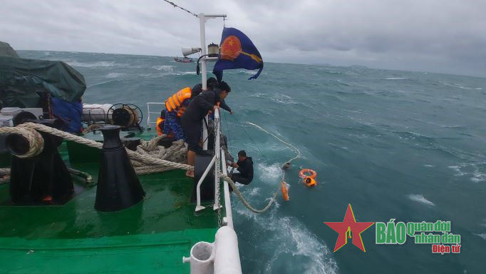 Tàu Cảnh sát biển phối hợp với tàu cá ngư dân cứu nạn 9 thuyền viên 